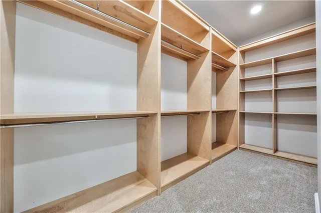 $689,900 | 9742 Shady Bend Circle, Lenexa, KS 66227