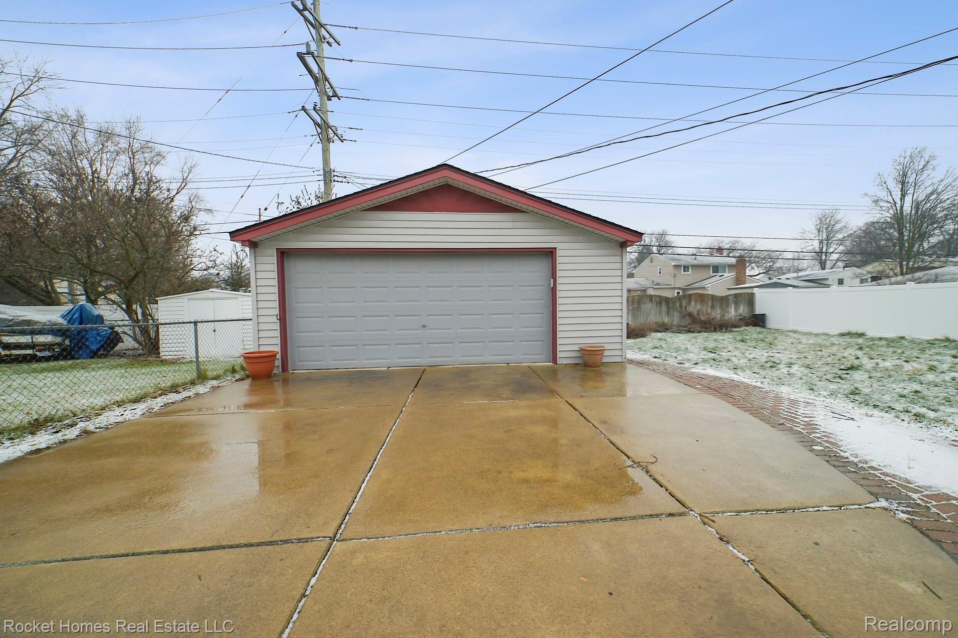 14523 Newburgh Road Livonia, MI 48154 - Photo 29 of 31 028-photo-rear-view-8870837.jpg