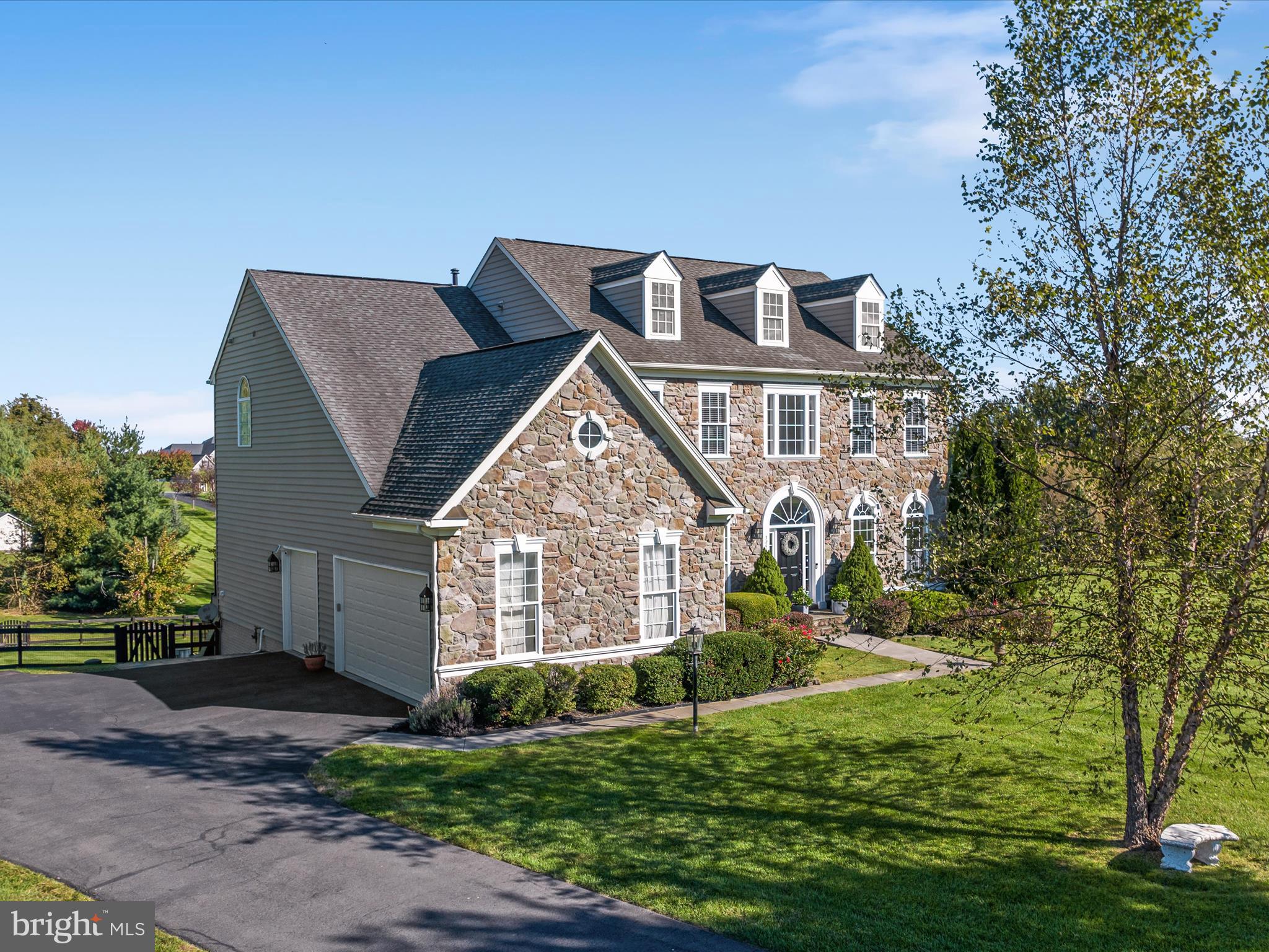 38590 Bettis Drive Hamilton, VA 20158 - Photo 77 of 97 a front view of a house with a garden