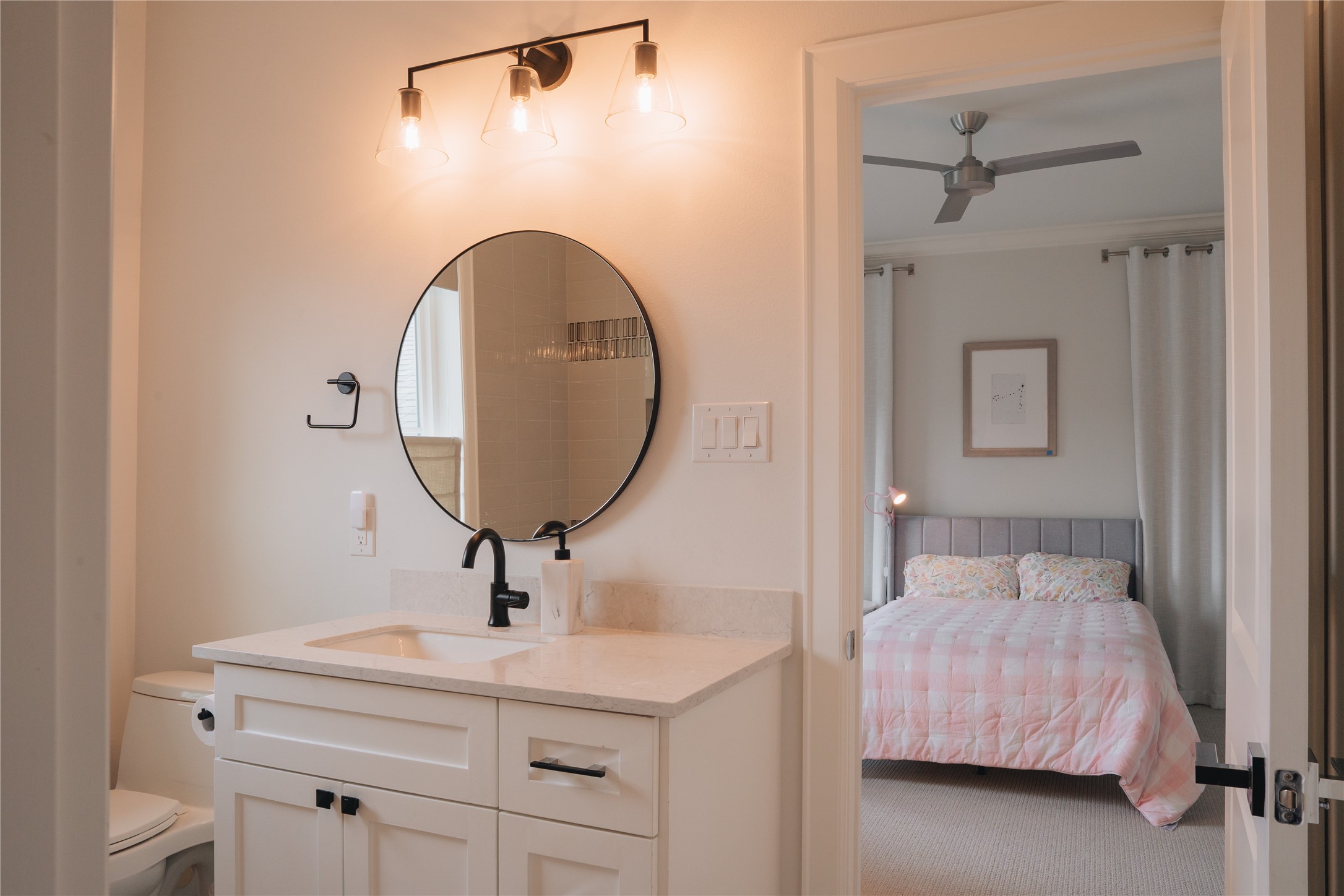 3817 Aberdeen Way Houston, TX 77025 - Photo 30 of 45 En suite bath with walk-in closet.