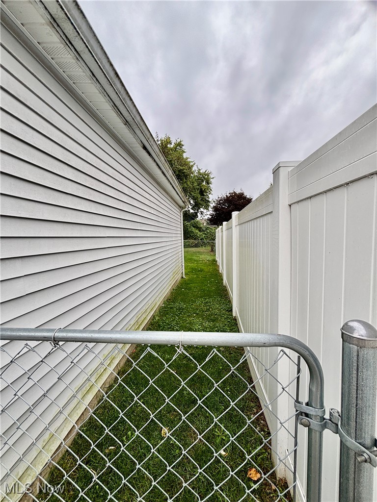 521 6th Street Struthers, OH 44471 - Photo 26 of 27 Full fenced in area behind 2 car garage