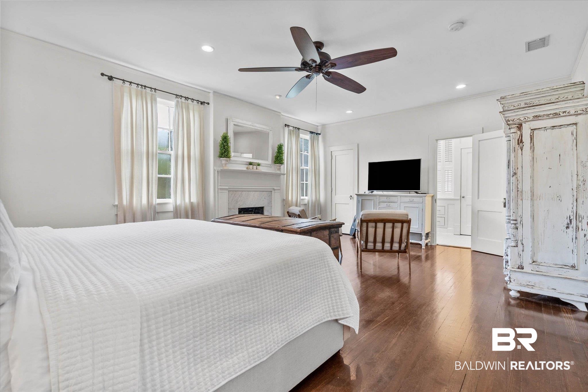 3863 Old Shell Road Mobile, AL 36608 - Photo 21 of 48 Spacious room featuring wood-finish flooring, a ceiling fan, recessed lighting, and white trim molding