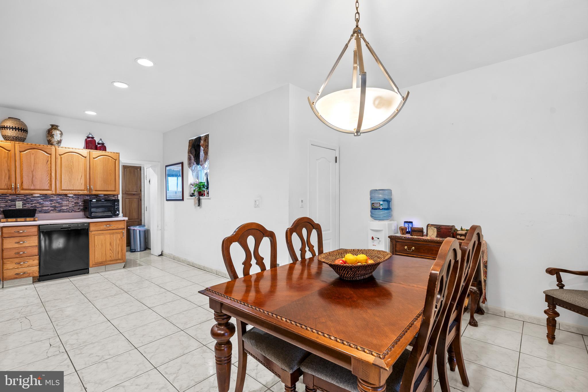 1605 Wolf Street Philadelphia, PA 19145 - Photo 9 of 40 a dining room with furniture and window