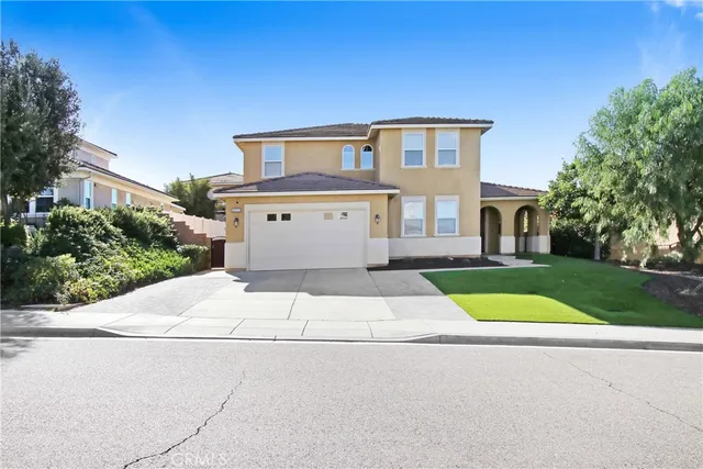 a view of entryway with furniture