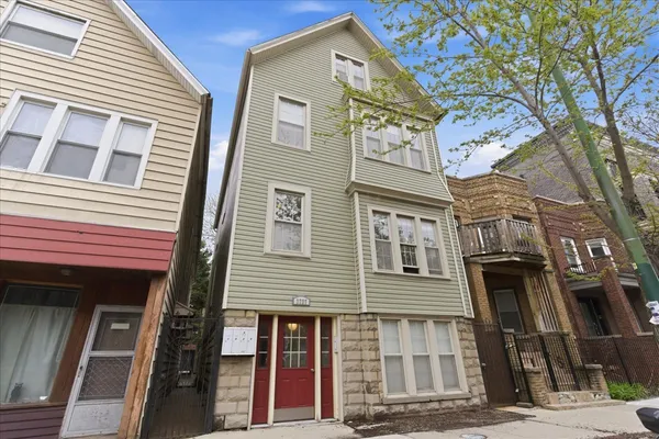 $4,400 | 3727 North Ashland Avenue, Unit 3, Chicago, IL 60613