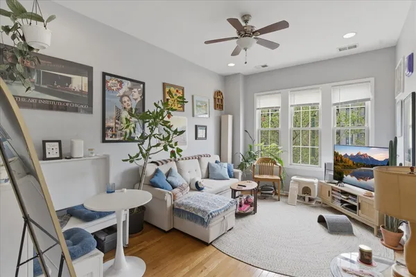 $4,400 | 3727 North Ashland Avenue, Unit 3, Chicago, IL 60613