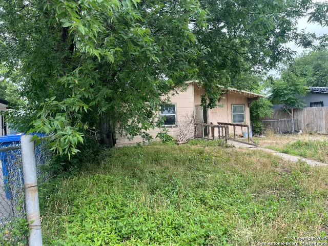 a view of a back yard