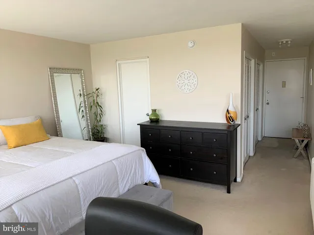 $1,575 | 10401 Grosvenor Place, Unit 1405, Rockville, MD 20852