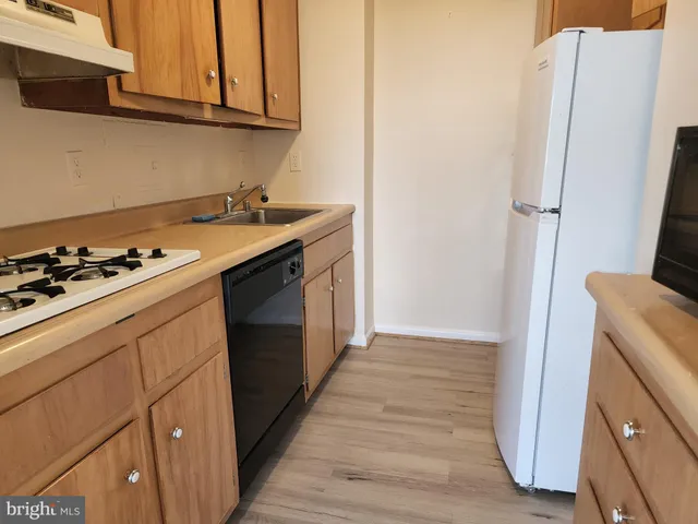 $1,575 | 10401 Grosvenor Place, Unit 1405, Rockville, MD 20852