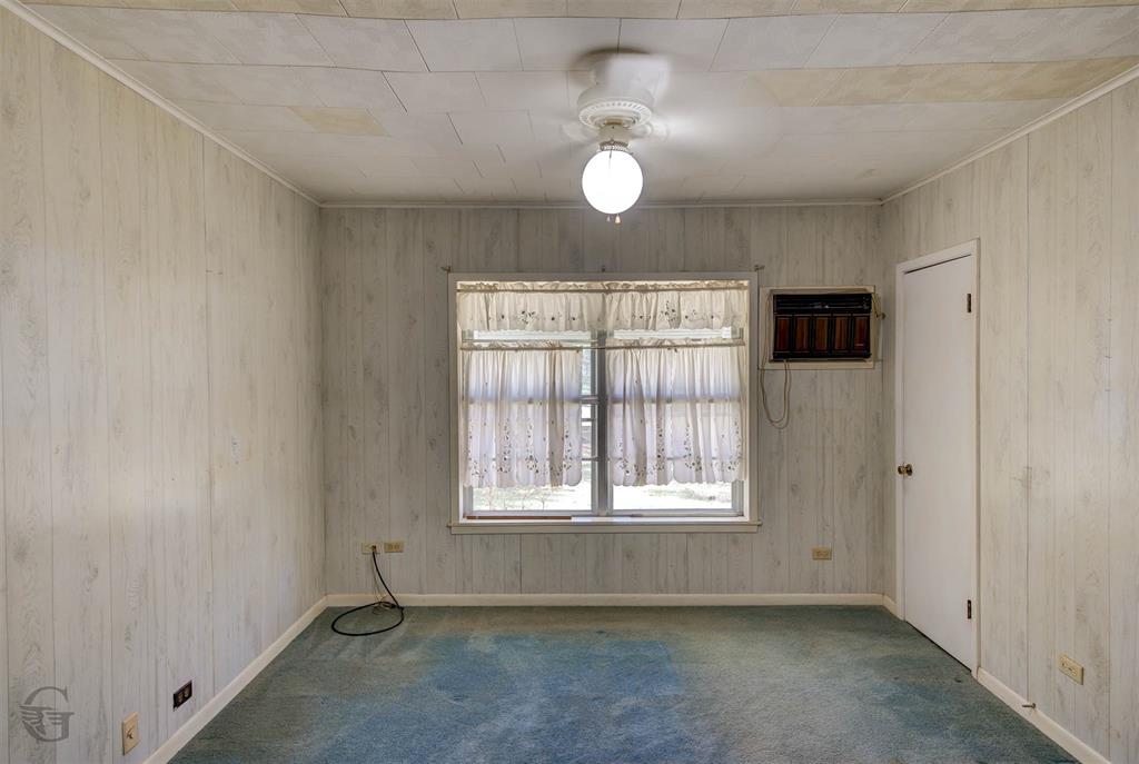314 Dilly Road Mooringsport, LA 71060 - Photo 20 of 37 This bedroom has a huge walk-in closet