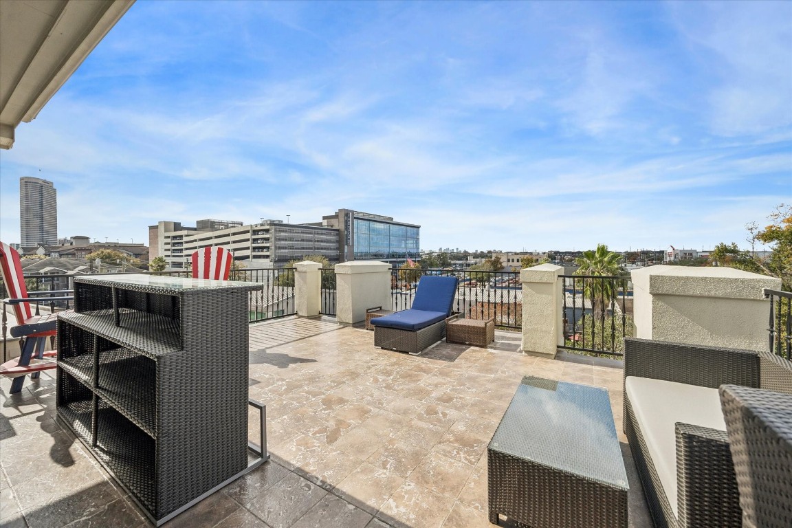1020 Wagner Street Houston, TX 77007 - Photo 22 of 28 a view of a terrace with a barbeque