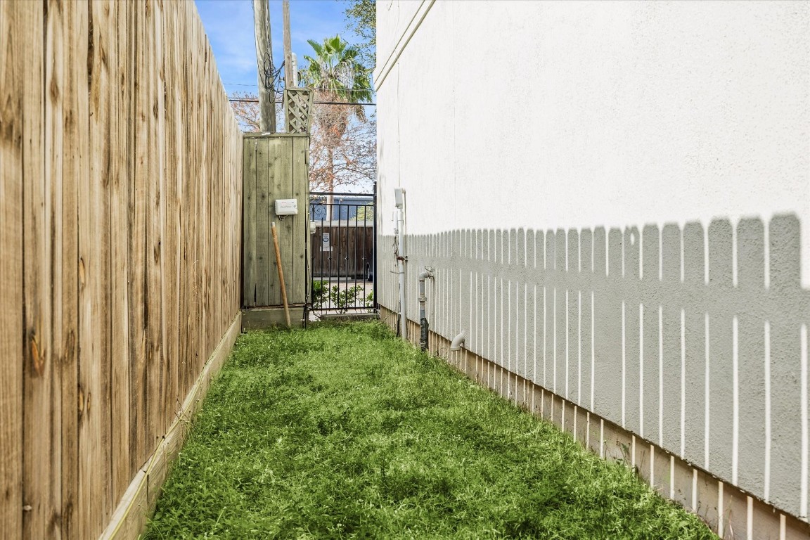1020 Wagner Street Houston, TX 77007 - Photo 26 of 28 a view of a backyard with pathway