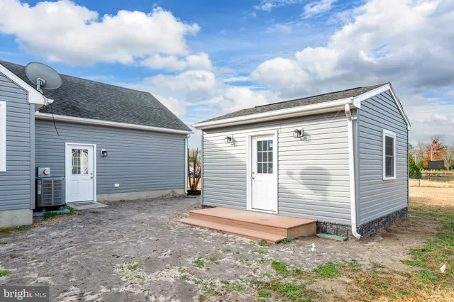 a view of a house with backyard