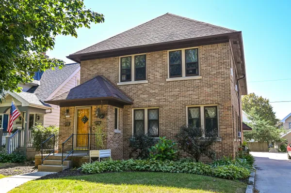 $539,900 | 1907 East Wood Place, Unit 1909, Shorewood, WI 53211