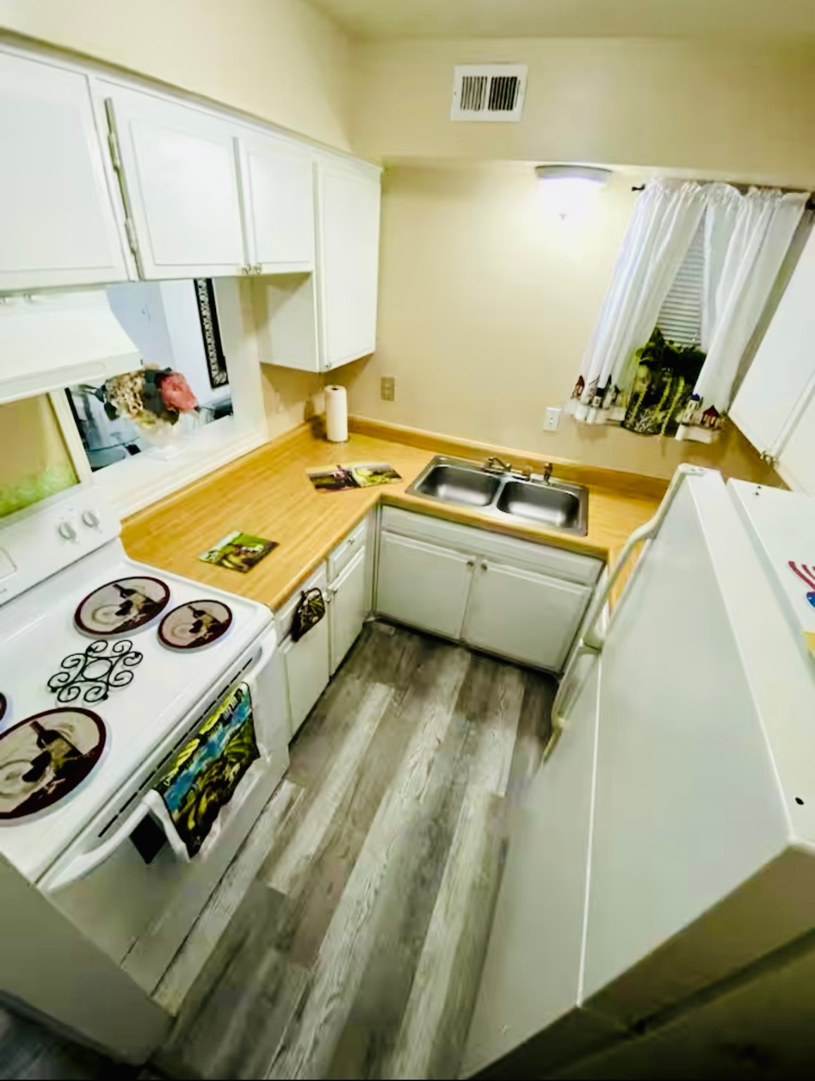 7900 Westheimer Road, Unit 220 Houston, TX 77063 - Photo 9 of 15 a room with storage and utility