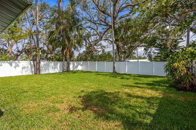 a view of yard with green space