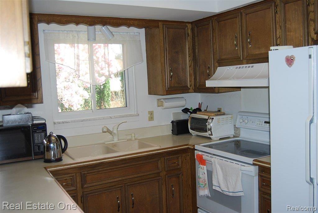 2063 Wayward Drive Rochester, MI 48309 - Photo 6 of 11 Kitchen
