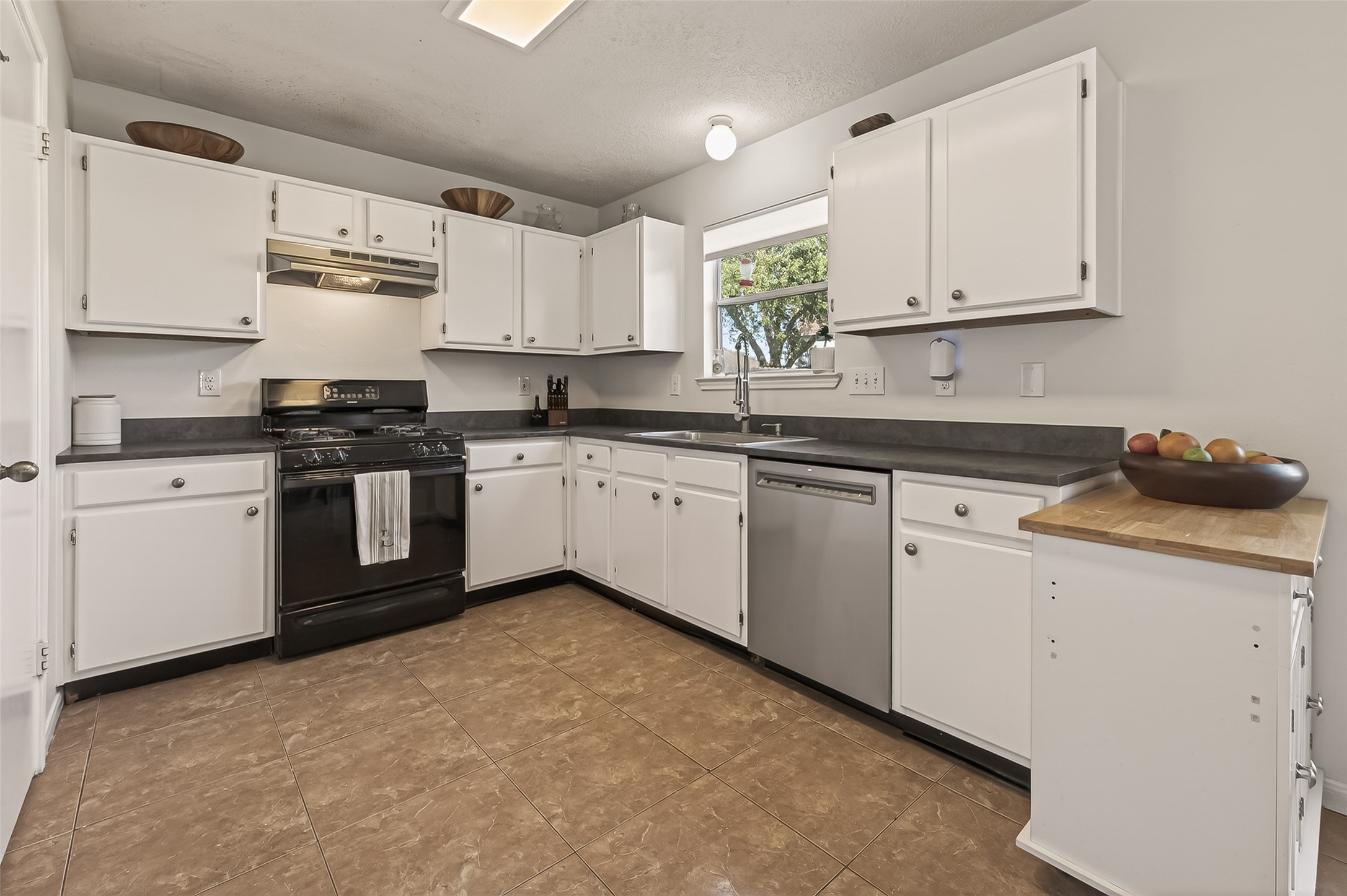 7315 Tara Blue Ridge Drive Richmond, TX 77469 - Photo 16 of 45 a kitchen with stainless steel appliances granite countertop a sink and cabinets
