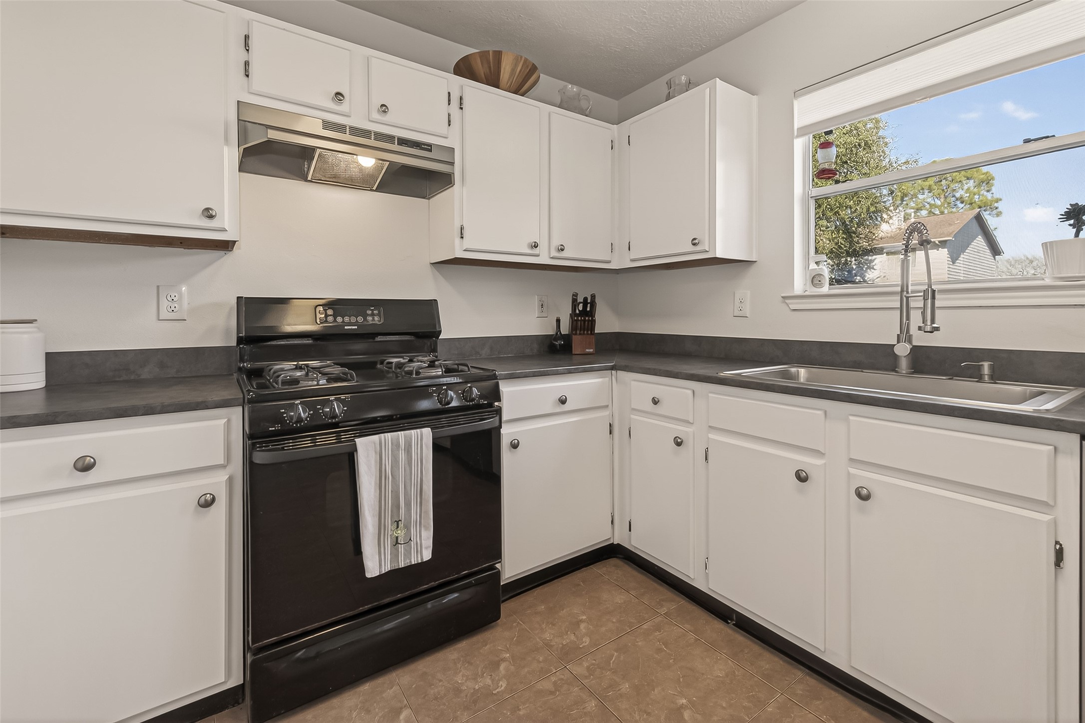 7315 Tara Blue Ridge Drive Richmond, TX 77469 - Photo 17 of 45 a kitchen with stainless steel appliances granite countertop white cabinets and a sink