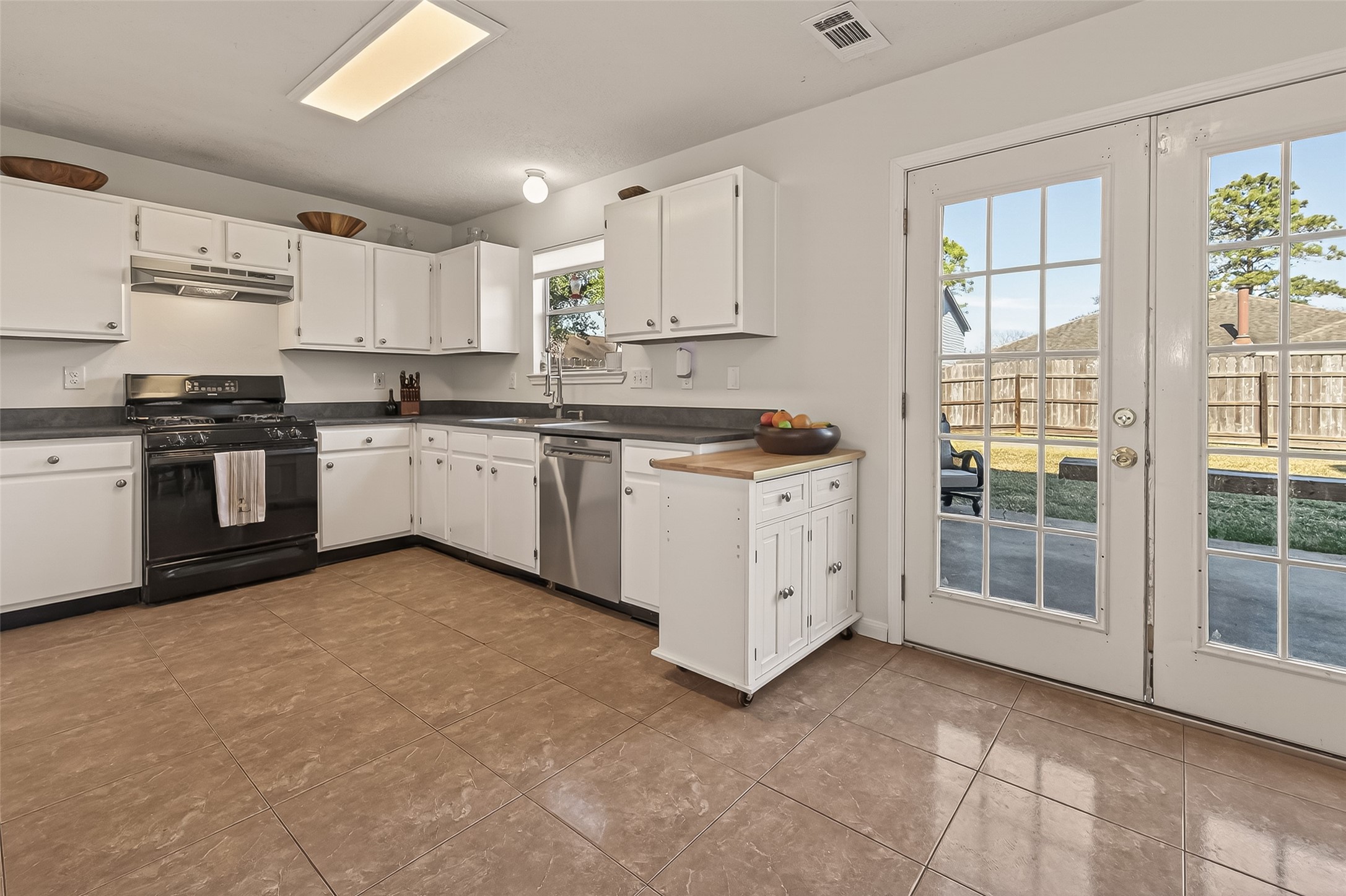 7315 Tara Blue Ridge Drive Richmond, TX 77469 - Photo 20 of 45 a kitchen with stainless steel appliances granite countertop a stove a sink dishwasher and a refrigerator