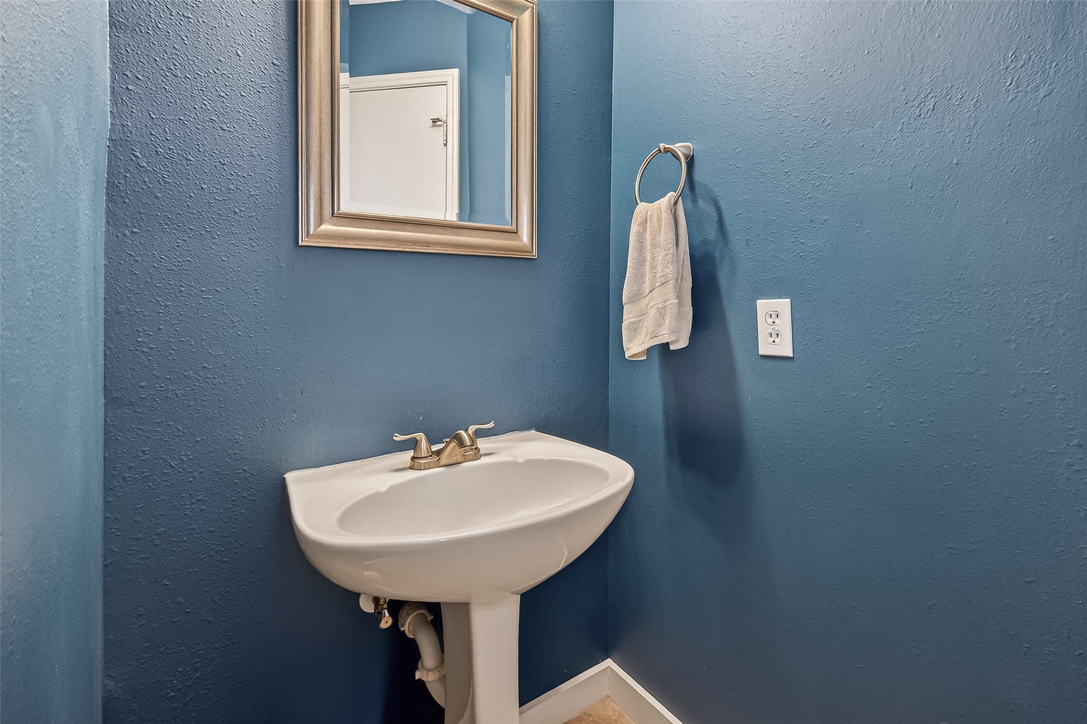 7315 Tara Blue Ridge Drive Richmond, TX 77469 - Photo 21 of 45 a bathroom with a sink and a mirror