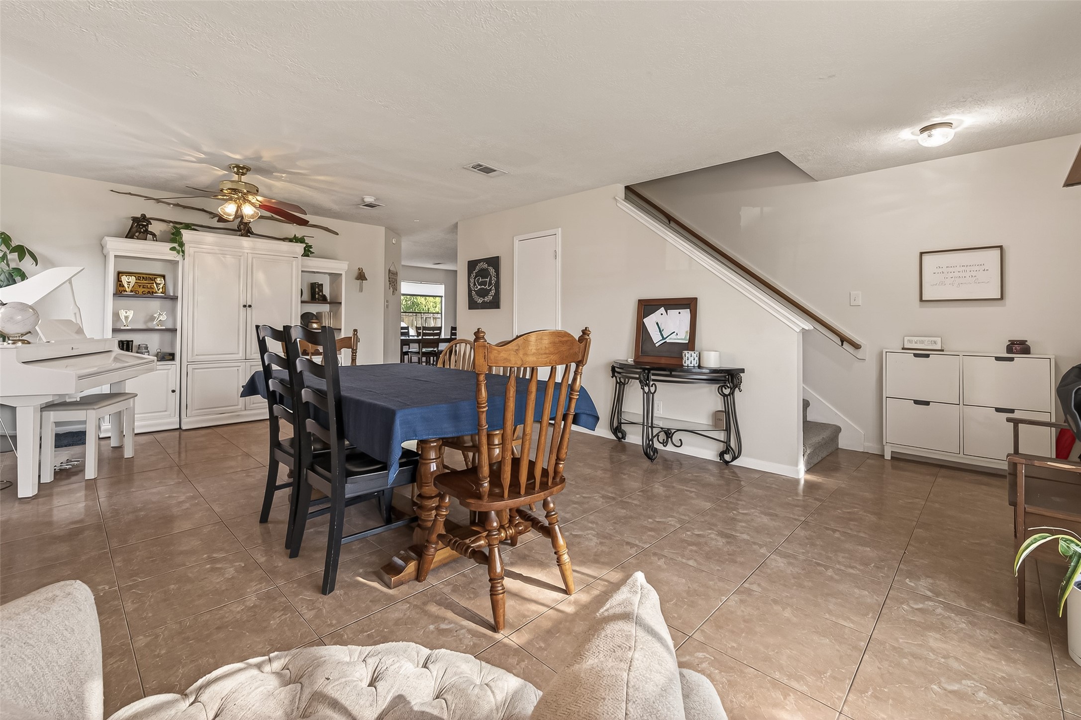 7315 Tara Blue Ridge Drive Richmond, TX 77469 - Photo 8 of 45 a view of a livingroom with furniture and lounge chair
