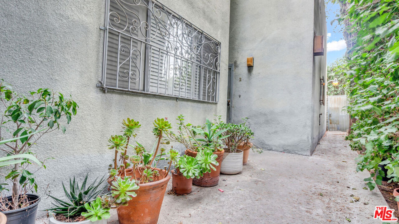 732 Lorraine Boulevard, Unit 5 Los Angeles, CA 90005 - Photo 23 of 25 a front view of a house