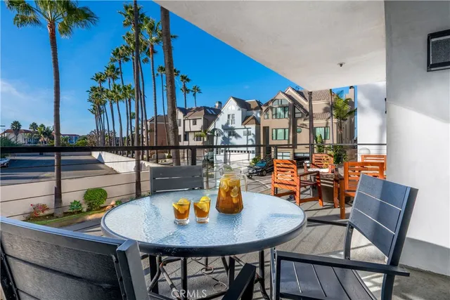$999,999 | 16255 Pacific Circle, Unit 106, Huntington Beach, CA 92649