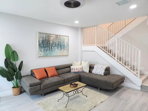 $3,500 | 572 Southeast 20th Avenue, Unit 3, Deerfield Beach, FL 33441