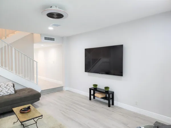 $3,500 | 572 Southeast 20th Avenue, Unit 3, Deerfield Beach, FL 33441