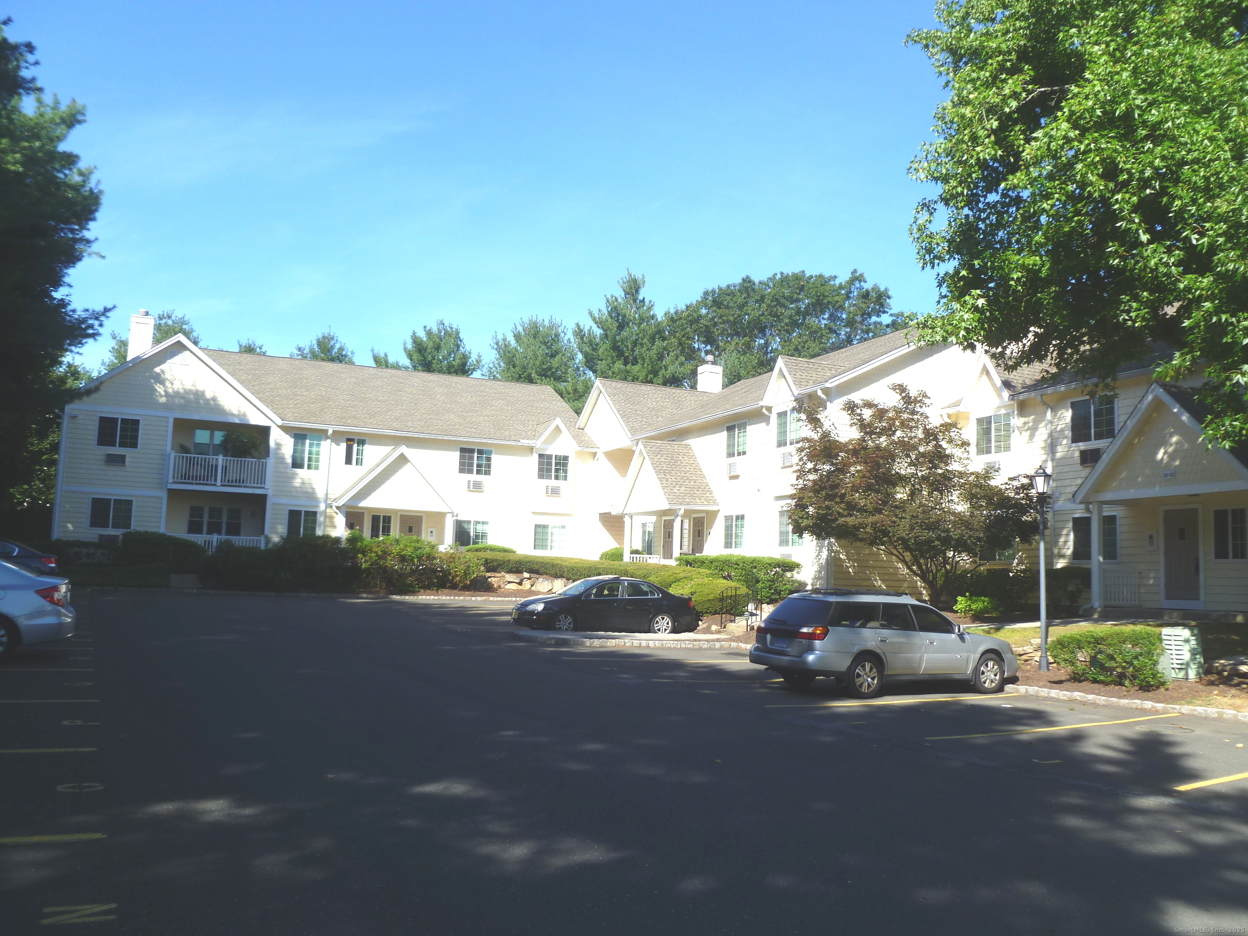2955 Madison Avenue, Unit 46 Bridgeport, CT 06606 - Photo 28 of 29 a city street lined with buildings and cars