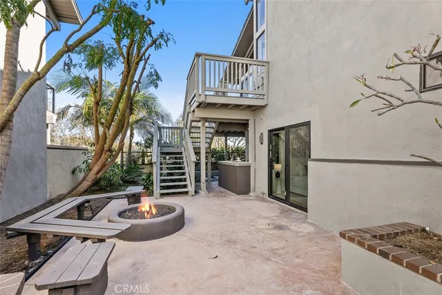 a table and chairs in front of a house