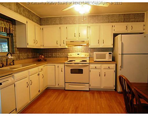 104 Laurel Ridge Road Scott Depot, WV 25560 - Photo 4 of 16 Kitchen.