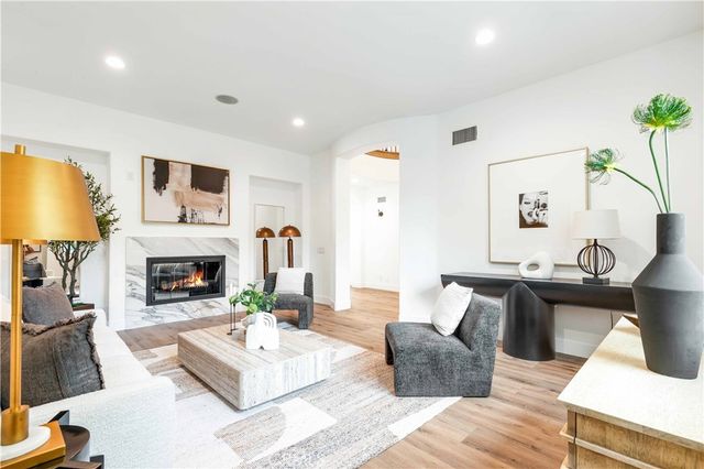 $6,600,000 | 15 Boardwalk, Newport Beach, CA 92660