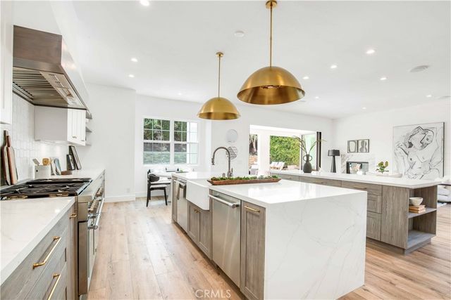 $6,600,000 | 15 Boardwalk, Newport Beach, CA 92660