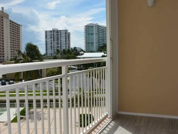 $1,975 | 201 North Ocean Boulevard, Unit 405, Pompano Beach, FL 33062