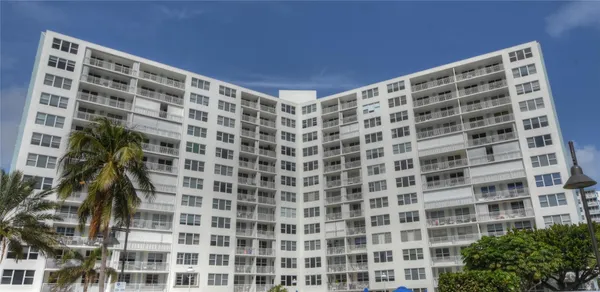 $1,975 | 201 North Ocean Boulevard, Unit 405, Pompano Beach, FL 33062