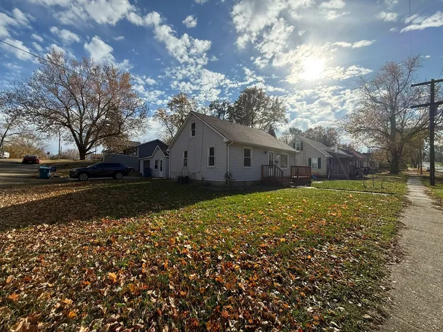 a view of a house with a yard