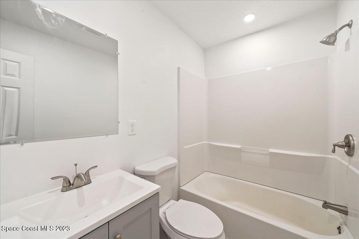 263 Edward Road Melbourne, FL 32904 - Photo 19 of 23 Guest bathroom