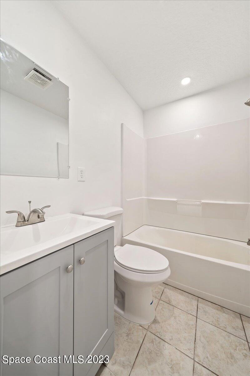 263 Edward Road Melbourne, FL 32904 - Photo 20 of 23 Guest bathroom