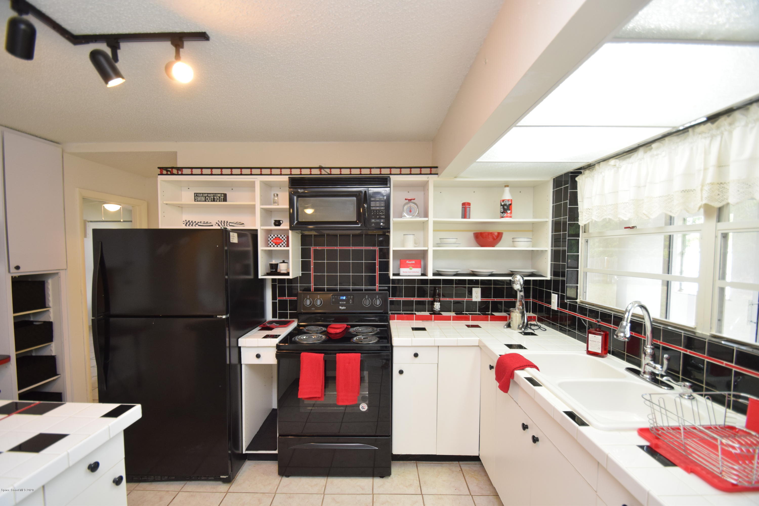 753 George Street Sebastian, FL 32958 - Photo 17 of 54 Light & Bright Kitchen