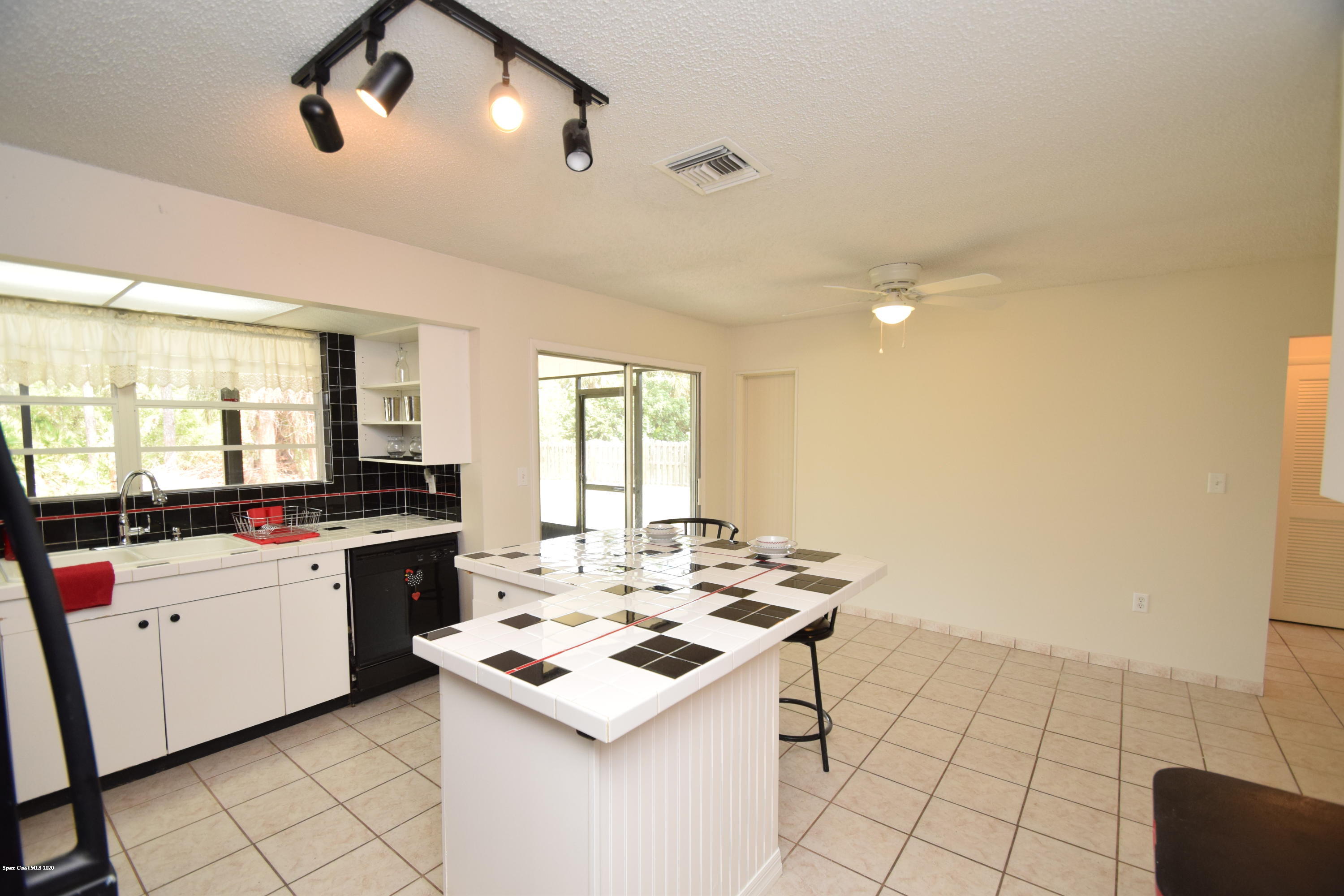 753 George Street Sebastian, FL 32958 - Photo 20 of 54 Kitchen