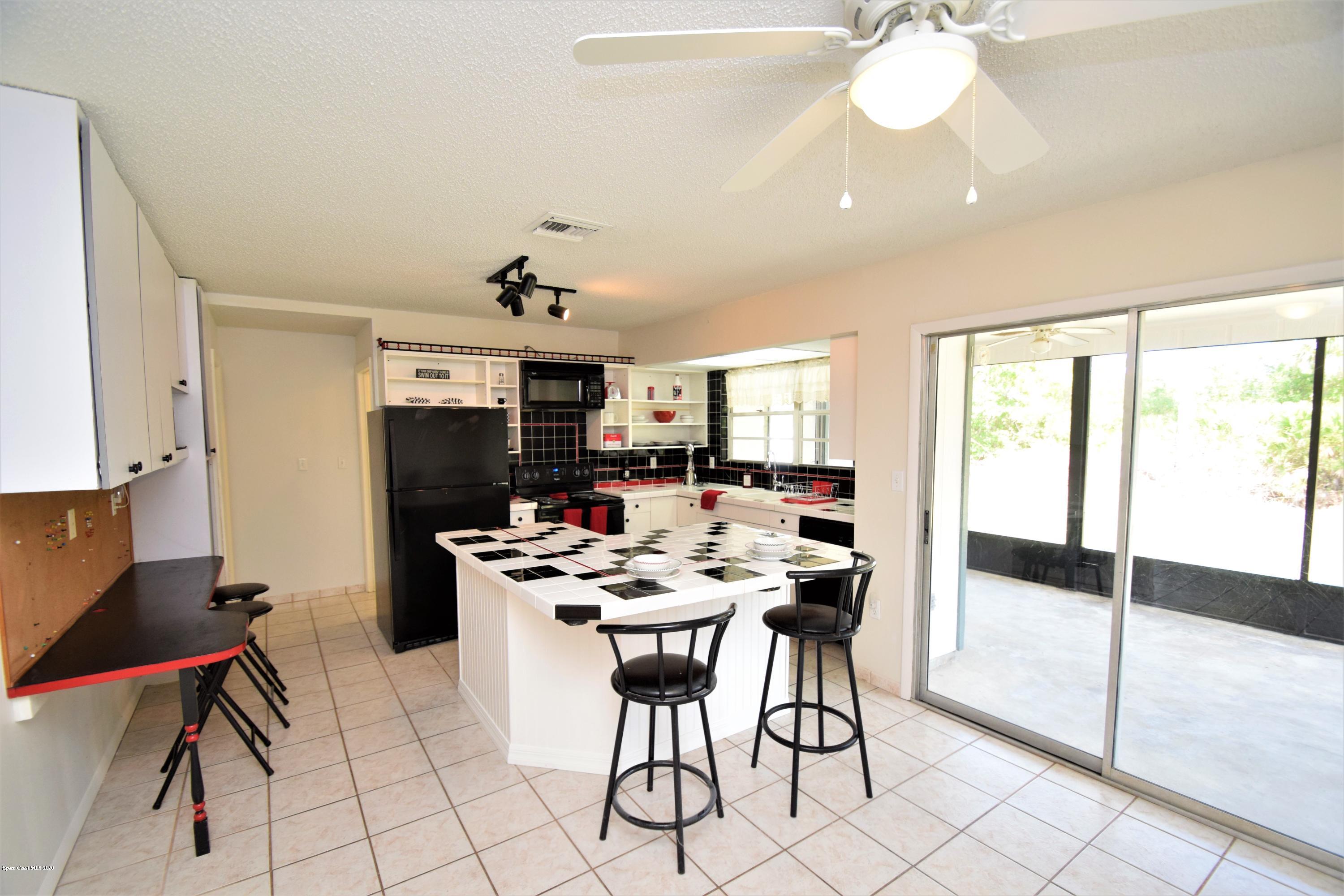 753 George Street Sebastian, FL 32958 - Photo 10 of 54 Kitchen with bar