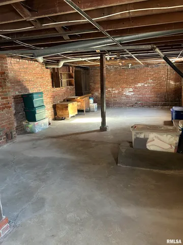 $115,000 | 205 South Pine Street, Stonington, IL 62567