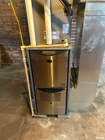 $115,000 | 205 South Pine Street, Stonington, IL 62567