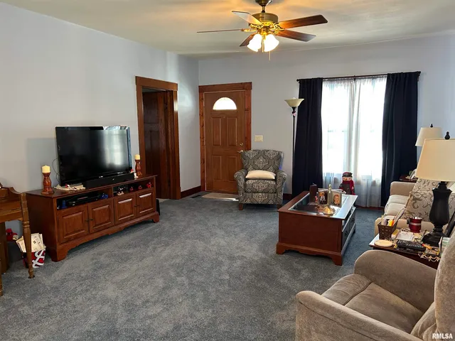 $115,000 | 205 South Pine Street, Stonington, IL 62567