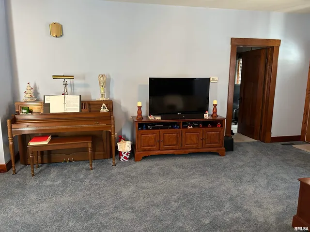 $115,000 | 205 South Pine Street, Stonington, IL 62567