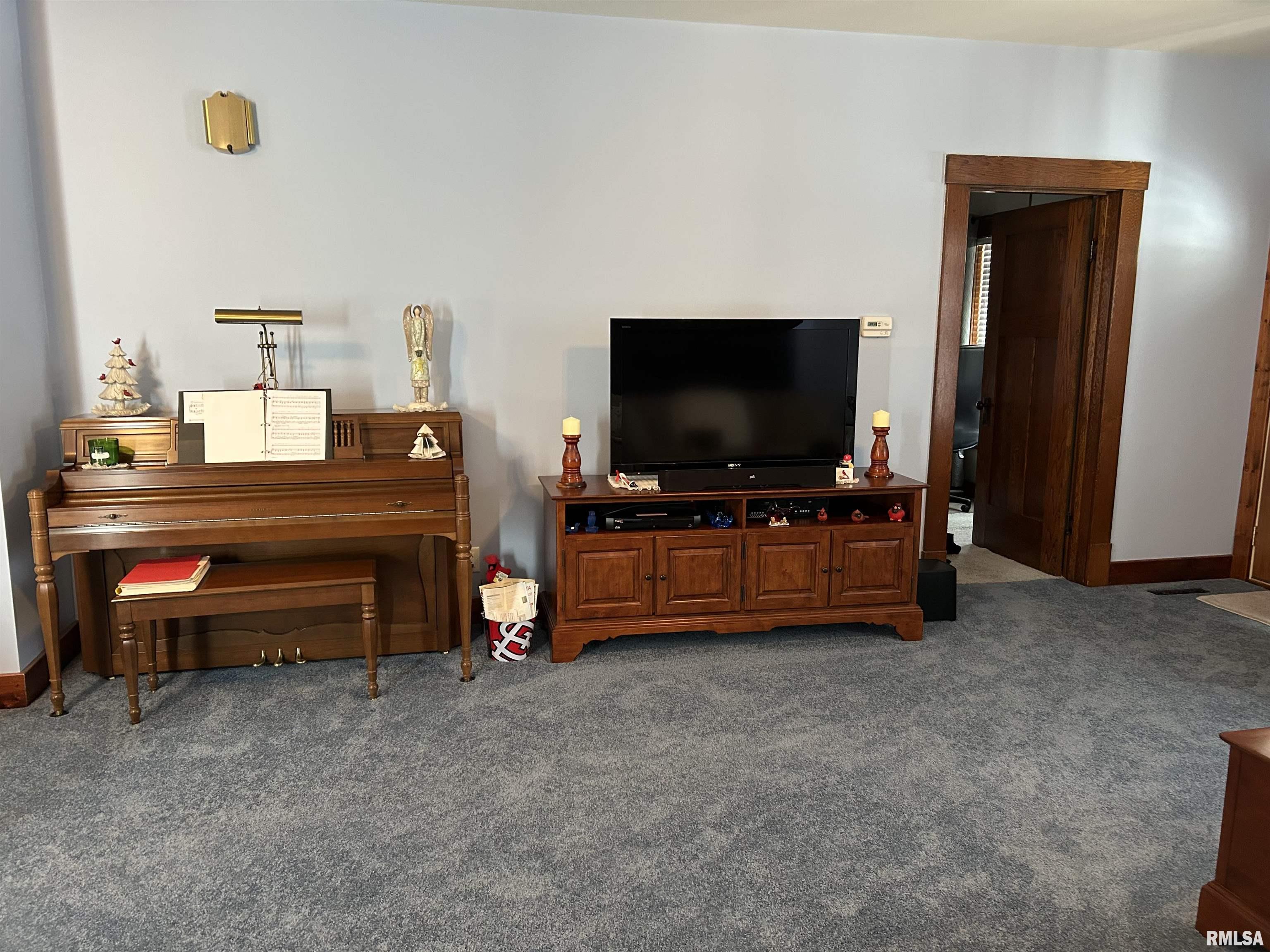 205 South Pine Street Stonington, IL 62567 - Photo 4 of 22