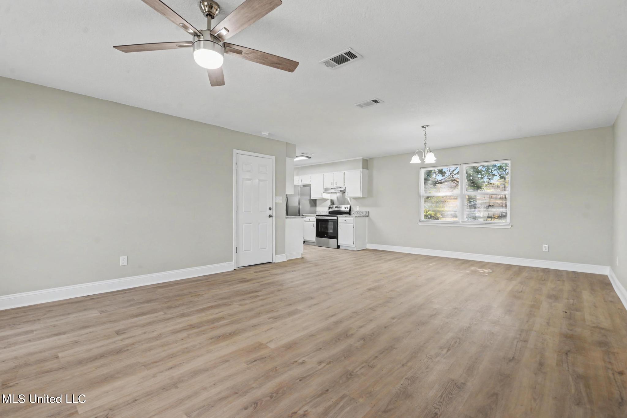 2009 Graveline Road Gautier, MS 39553 - Photo 3 of 29 003