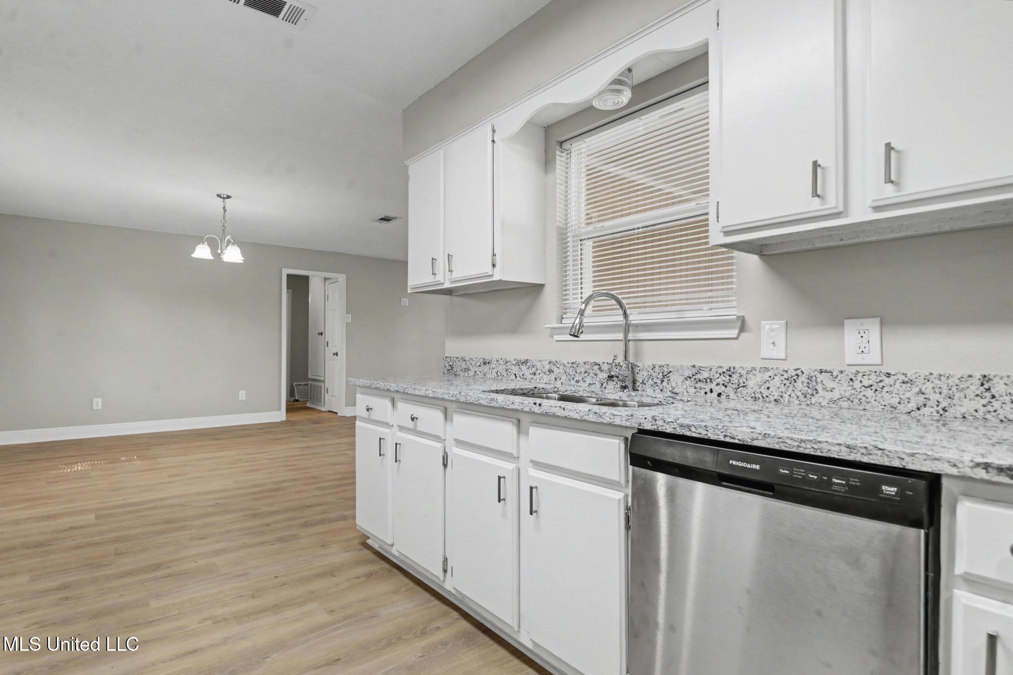 2009 Graveline Road Gautier, MS 39553 - Photo 9 of 29 009